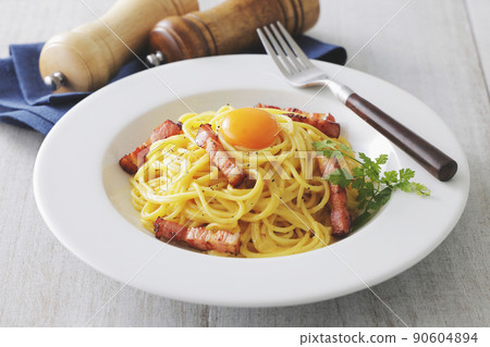 Spaghetti carbonara with egg yolk 90604894