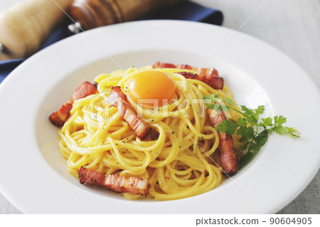 Spaghetti carbonara with egg yolk 90604905