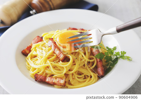 Spaghetti carbonara with egg yolk 90604906