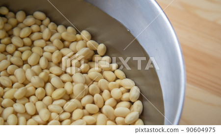 Rehydrate soybeans with water 90604975