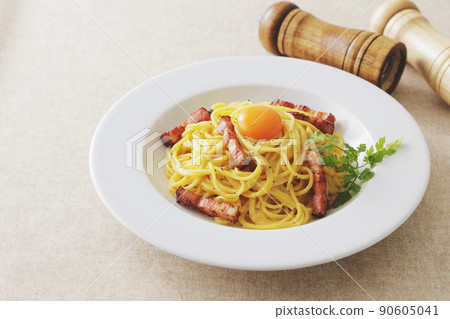 美味的carbonara,上面有蛋黃 美味的carbonara,上面有蛋黃 90605041