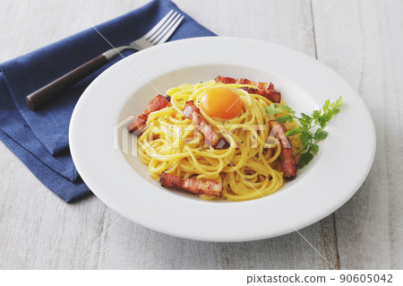 美味的carbonara，上面有蛋黃 90605042