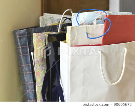 衣櫃裡有很多紙袋 90605673