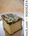 用香草和香料陳釀的法國科西嘉奶酪 90606854