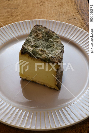 用香草和香料陳釀的法國科西嘉奶酪 用香草和香料陳釀的法國科西嘉奶酪 90606871