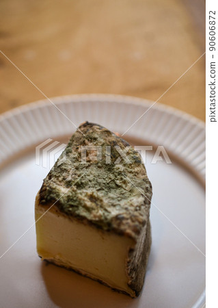 用香草和香料陳釀的法國科西嘉奶酪 90606872