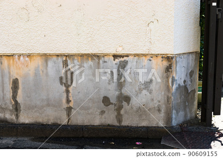 Efflorescence phenomenon of stains on concrete walls 90609155