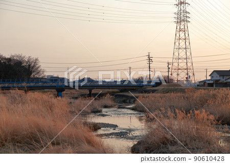 A river that turns red in the evening (Tenshira River, Nisshin City, Aichi Prefecture) 90610428