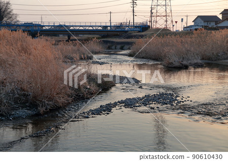 A river that turns red in the evening (Tenshira River, Nisshin City, Aichi Prefecture) 90610430
