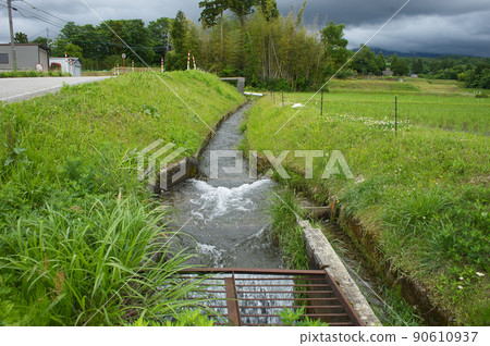Aqueduct flowing through a certain area in Kurobe City, Toyama Prefecture Aqueduct flowing through a certain area in Kurobe City, Toyama Prefecture 90610937