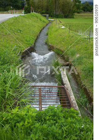 流經富山縣黑部市某地區的渡槽 流經富山縣黑部市某地區的渡槽 90610939