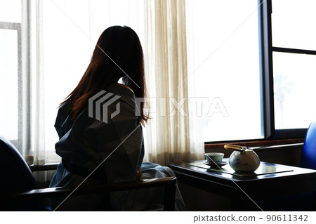 Image of a woman traveling to drink tea 90611342
