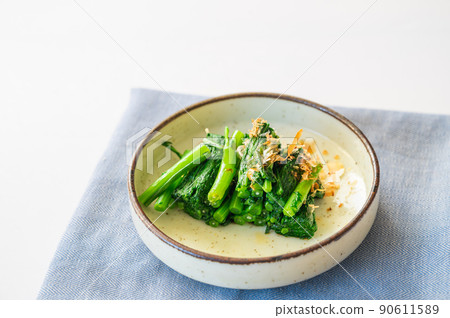 Shungiku ohitashi 90611589