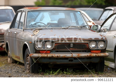 Image of an old domestic car 90612221