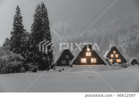 《Gifu Prefecture》 Snow-covered Shirakawa-go / winter gassho-zukuri village 90612897