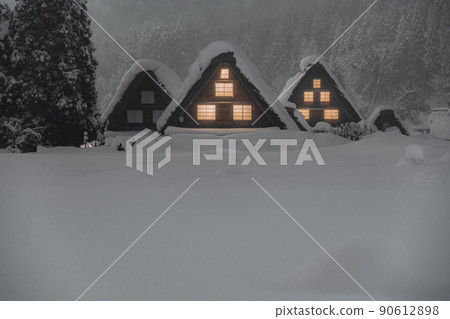 《Gifu Prefecture》 Snow-covered Shirakawa-go / winter gassho-zukuri village 90612898