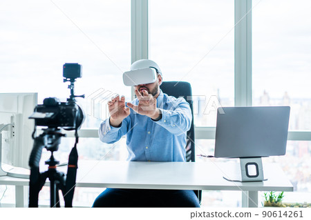 Man working with virtual reality glasses in office 90614261