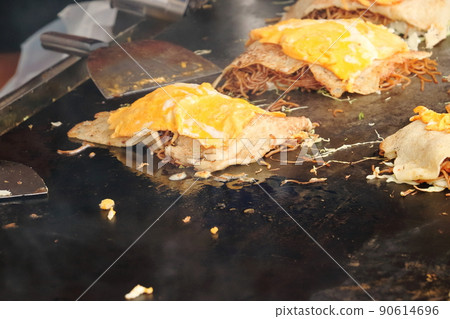Teppanyaki omelet fried noodles B-class gourmet Teppanyaki omelet fried noodles B-class gourmet 90614696