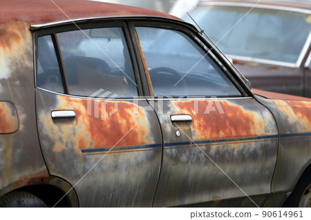 一輛舊國內汽車的形象 90614961