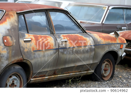 一輛舊國內汽車的形象 90614962