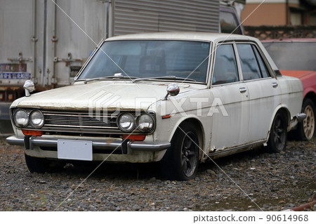 Image of an old domestic car 90614968