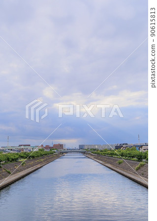 Sunlight shining through the gap between the sky and clouds seen from the bridge of Sakai River, Urayasu City, Chiba Prefecture 90615813