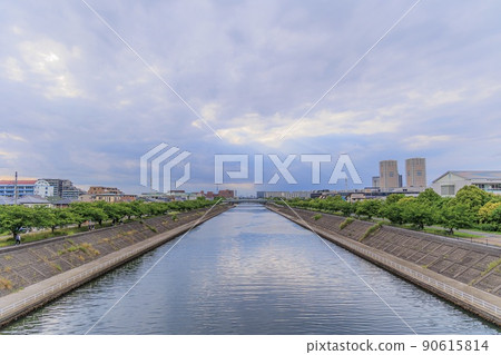 Sunlight shining through the gap between the sky and clouds seen from the bridge of Sakai River, Urayasu City, Chiba Prefecture 90615814