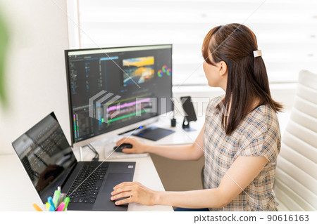 Video / Video Creator Female Laptop Video Marketing Promotional Activities 90616163