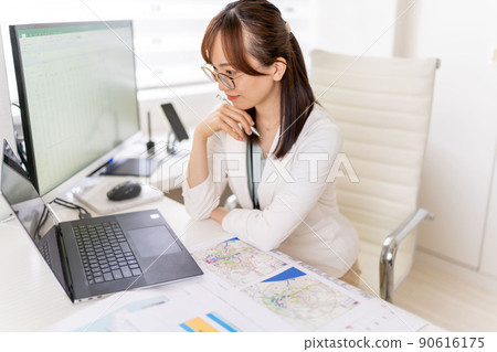 年輕女工程師貿易區分析營銷研究眼鏡 年輕女工程師貿易區分析營銷研究眼鏡 90616175