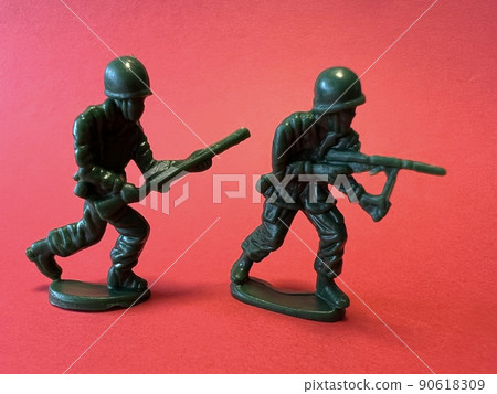 兩個拿著槍的士兵的玩偶形(紅色背景),戰爭的形象 兩個拿著槍的士兵的玩偶形(紅色背景),戰爭的形象 90618309