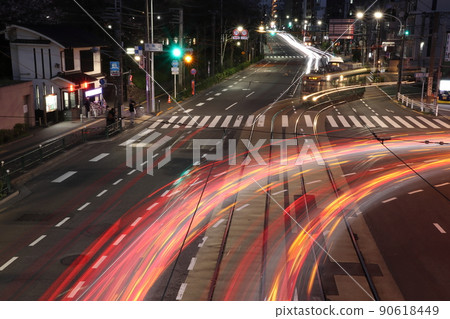 夜間飛鳥山十字路口和都電荒川線 90618449