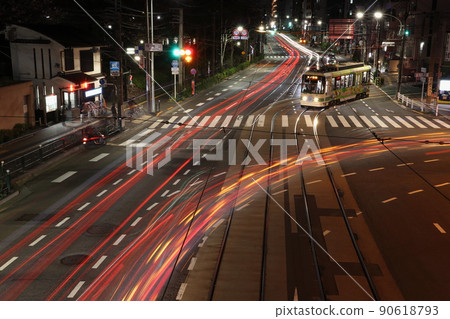 夜間飛鳥山十字路口和都電荒川線 90618793
