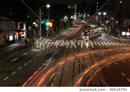 夜間飛鳥山十字路口和都電荒川線 90618794