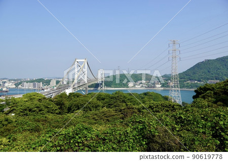 從 Wafukari No. 2 展望台看到的關門海峽和關門橋 從 Wafukari No. 2 展望台看到的關門海峽和關門橋 90619778