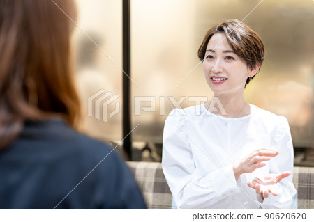 在辦公室休息空間諮詢的中年婦女 在辦公室休息空間諮詢的中年婦女 90620620