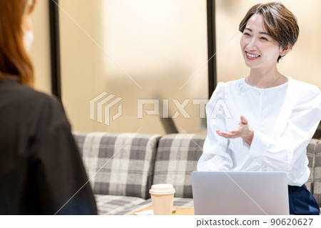 在辦公室休息空間諮詢的中年婦女 90620627