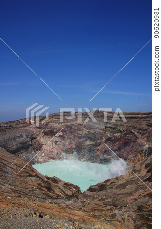 Mt. Aso crater in autumn [Kumamoto Prefecture] 90620981