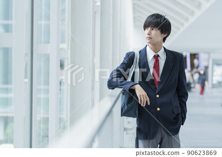 通勤上學的高中男生 90623869