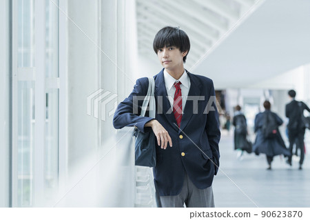 通勤上學的高中男生 90623870