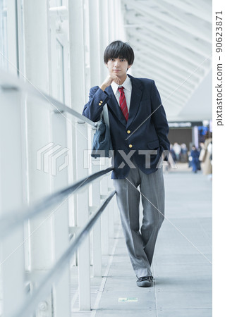 通勤上學的高中男生 90623871