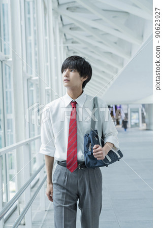 通勤上學的高中男生 90623927
