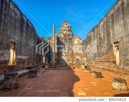 wat phrasi rattana mahathat, ruin temple in Lopburi, Thailand wat phrasi rattana mahathat, ruin temple in Lopburi, Thailand 90624828