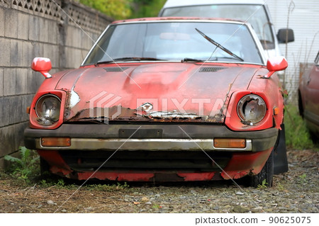 Image of an old domestic car 90625075