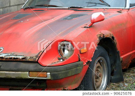 Image of an old domestic car 90625076