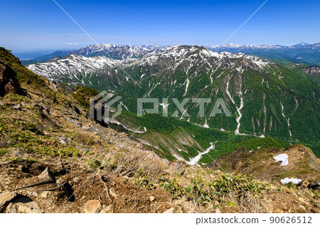 (Gunma Prefecture) View from the summit of Mt. Tanigawa in spring ・ Blue sky and fresh green 90626512