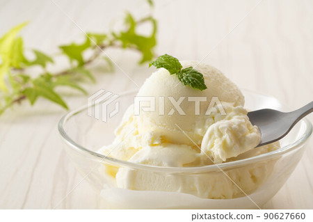 Vanilla ice cream made from fresh milk Vanilla ice cream made from fresh milk 90627660