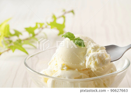 Vanilla ice cream made from fresh milk 90627663