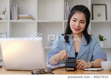 card swipe machine, cyber security, convenience of payment, staff use EDC card machine to swipe customer credit card to make in-store purchases. card swipe machine, cyber security, convenience of payment, staff use EDC card machine to swipe customer credit card to make in-store purchases. 90627810