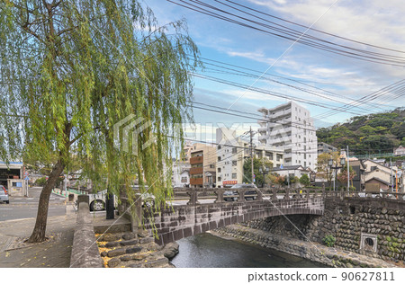[九州/長崎] 中島川從麴屋町的薄原橋下流過，俯瞰柳樹。 90627811