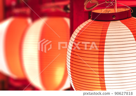 [Domestic] Close-up shot of shining red and white lanterns. 90627818